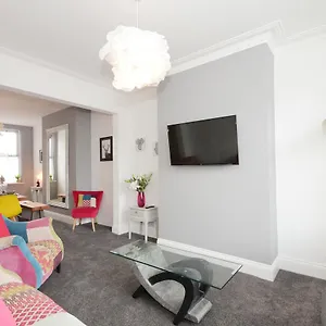  Holiday home Boutique House- Spacious & Stylish With Free Parking